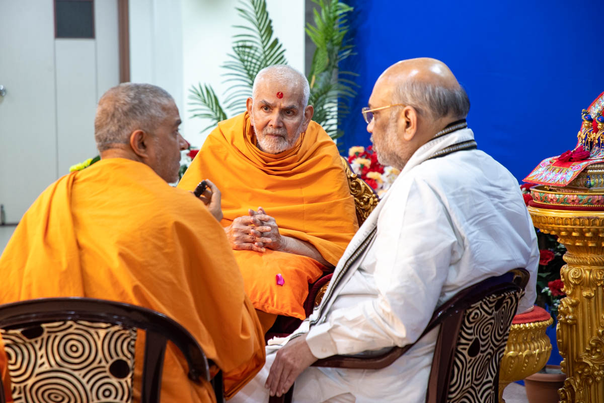 Shri Amit Shah and Brahmavihari Swami in conversation with Swamishri