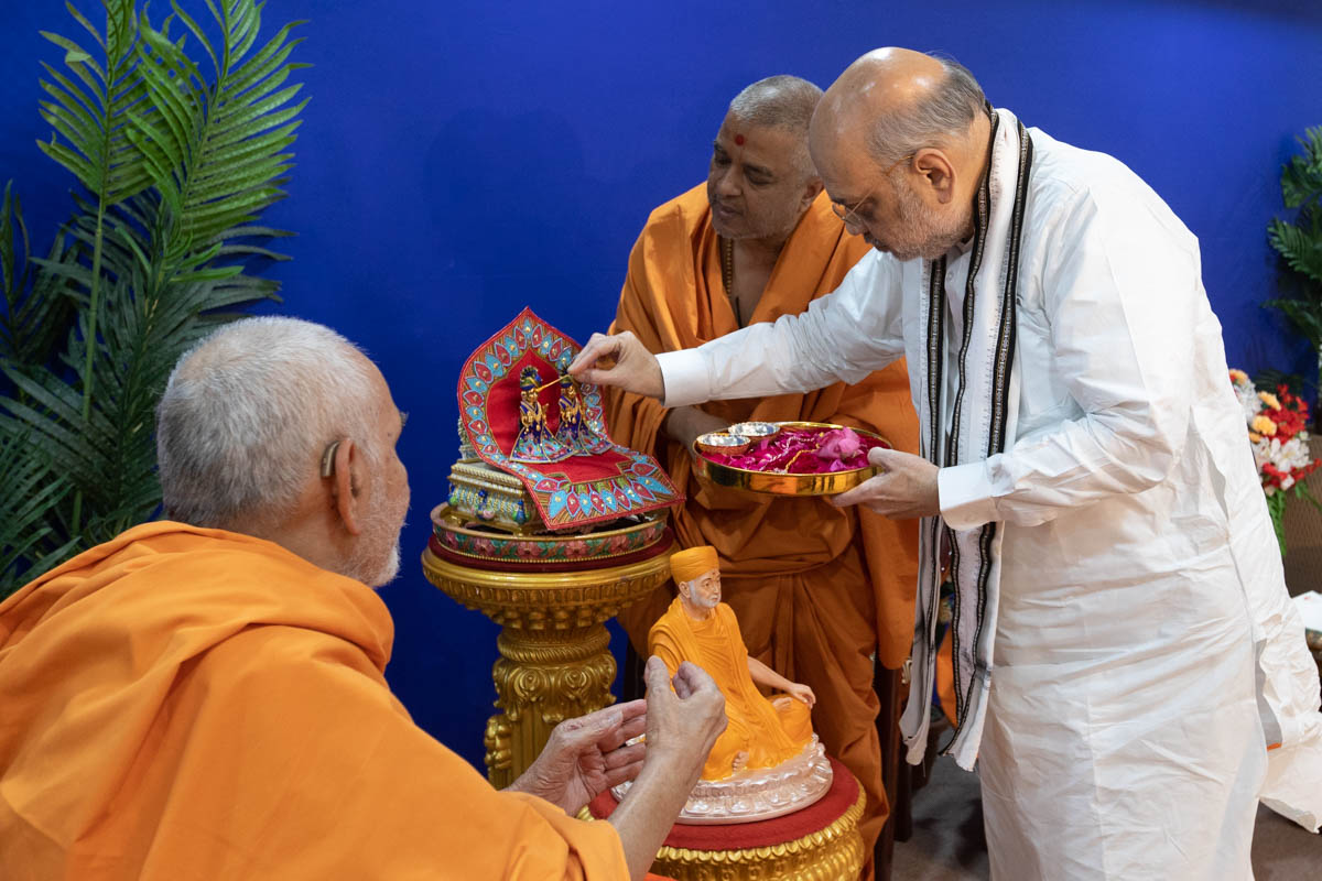 Shri Amit Shah performs pujan of Shri Akshar-Purshottam Maharaj