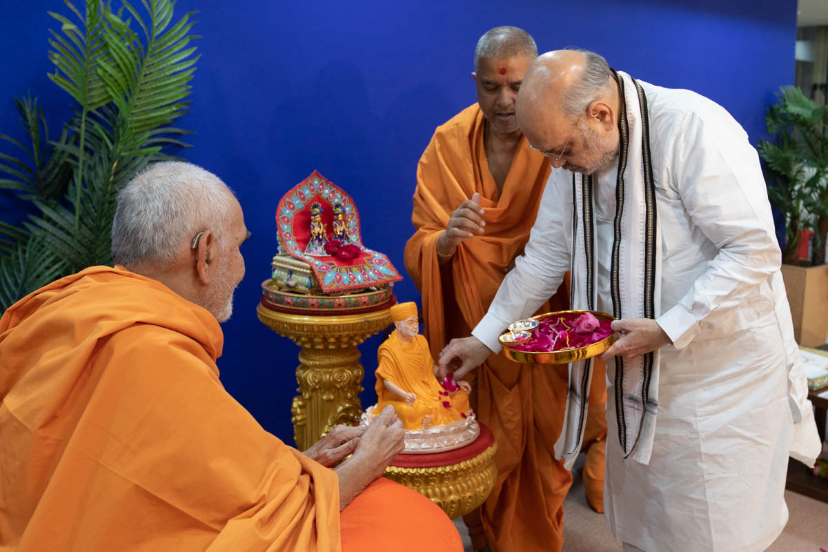 Shri Amit Shah performs pujan of HH Pramukh Swami Maharaj