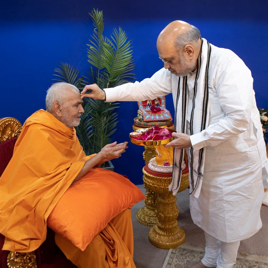 Shri Amit Shah performs pujan of HH Mahant Swami Maharaj 