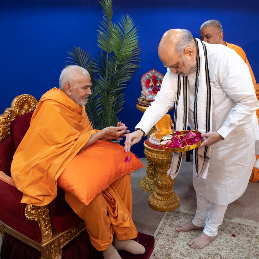 Shri Amit Shah performs pujan of HH Mahant Swami Maharaj