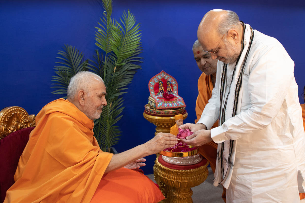 Shri Amit Shah with HH Mahant Swami Maharaj