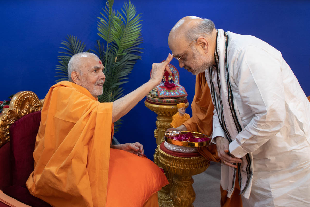 Swamishri applies chandlo to Shri Amit Shah