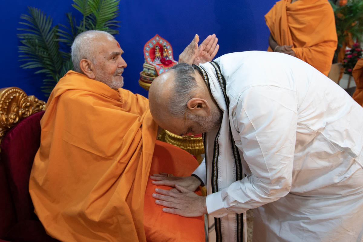 Swamishri blesses Shri Amit Shah