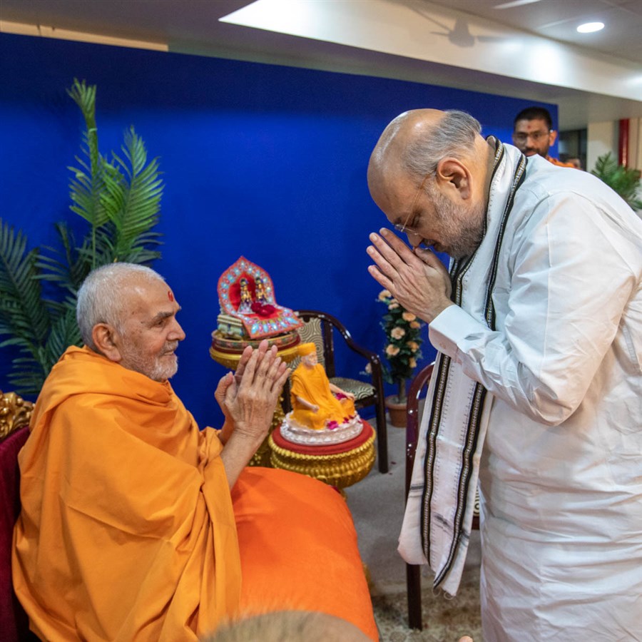 Swamishri blesses Shri Amit Shah