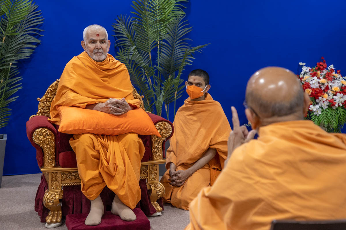 Swamishri in conversation with Yagnavallabh Swami