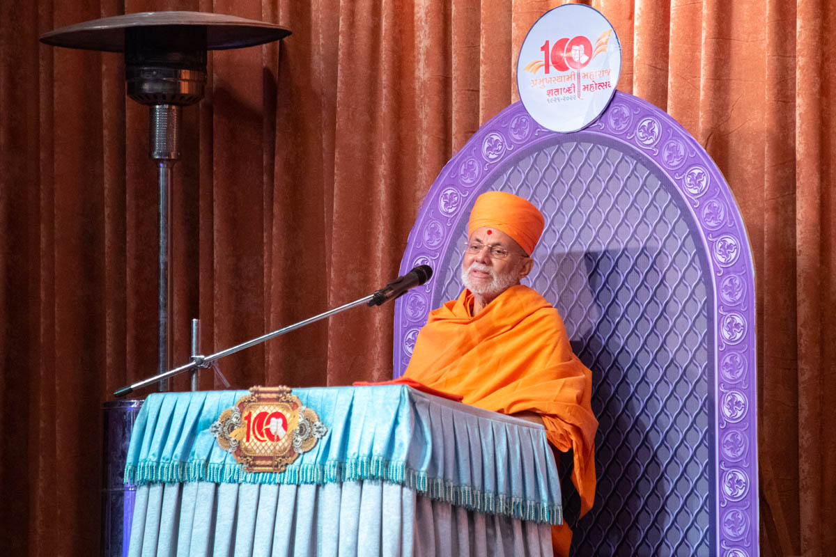 Pujya Viveksagar Swami addresses the morning assembly