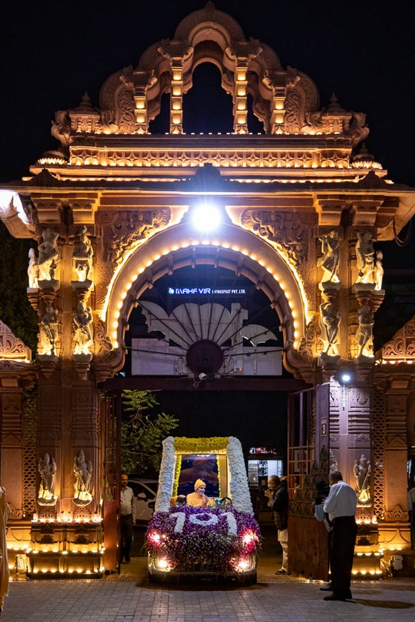 Param Pujya Mahant Swami Maharaj arrives at BAPS Shri Swaminarayan Mandir, Ahmedabad