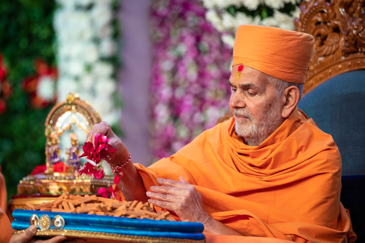 Swamishri sanctifies chandan sticks