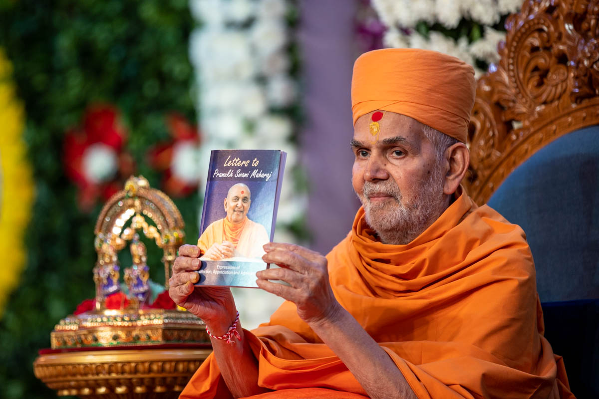 Swamishri inaugurates an English print publication 'Letters to Pramukh Swami Maharaj'