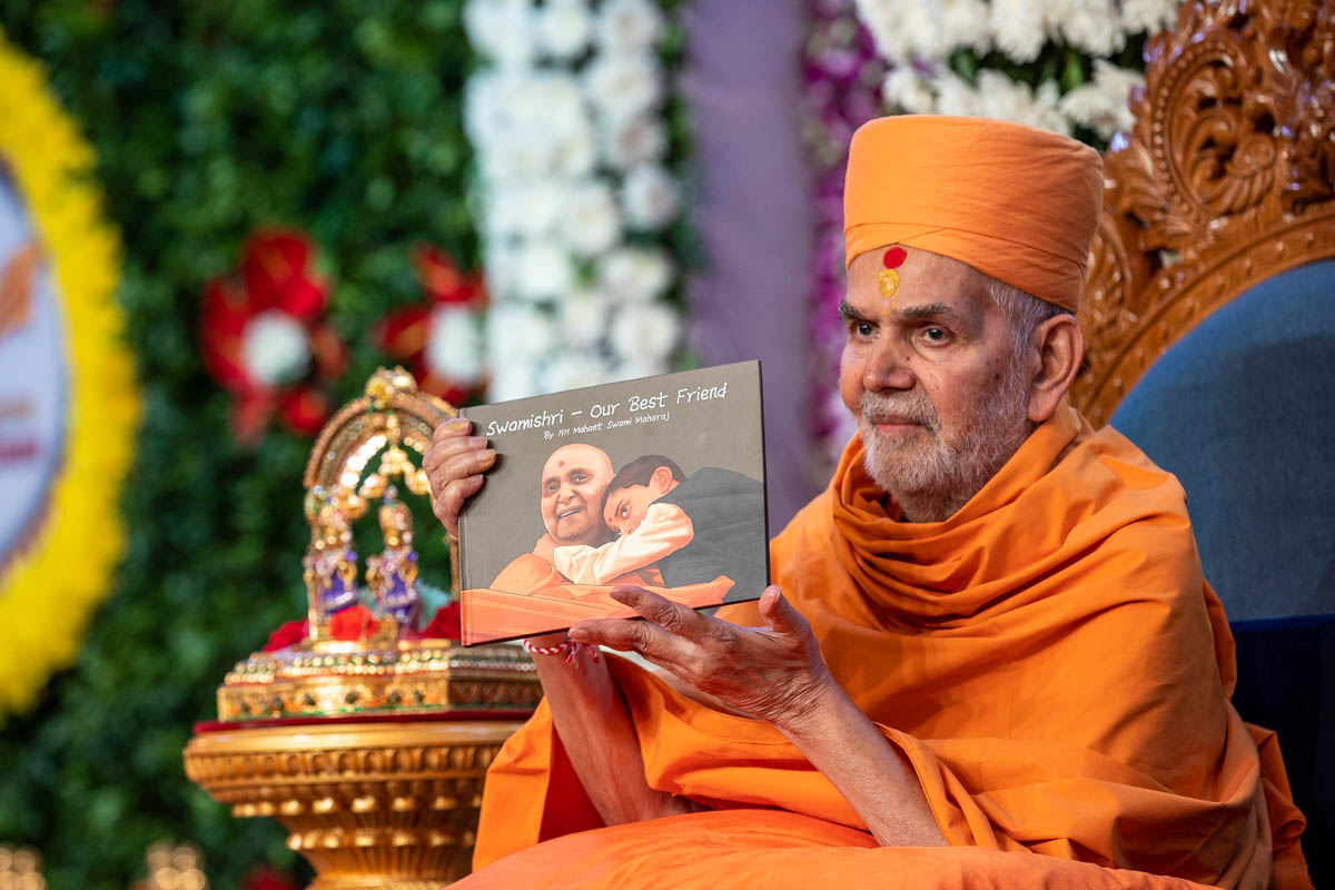 Swamishri inaugurates an English print publication 'Swamishri - Our Best Friend'