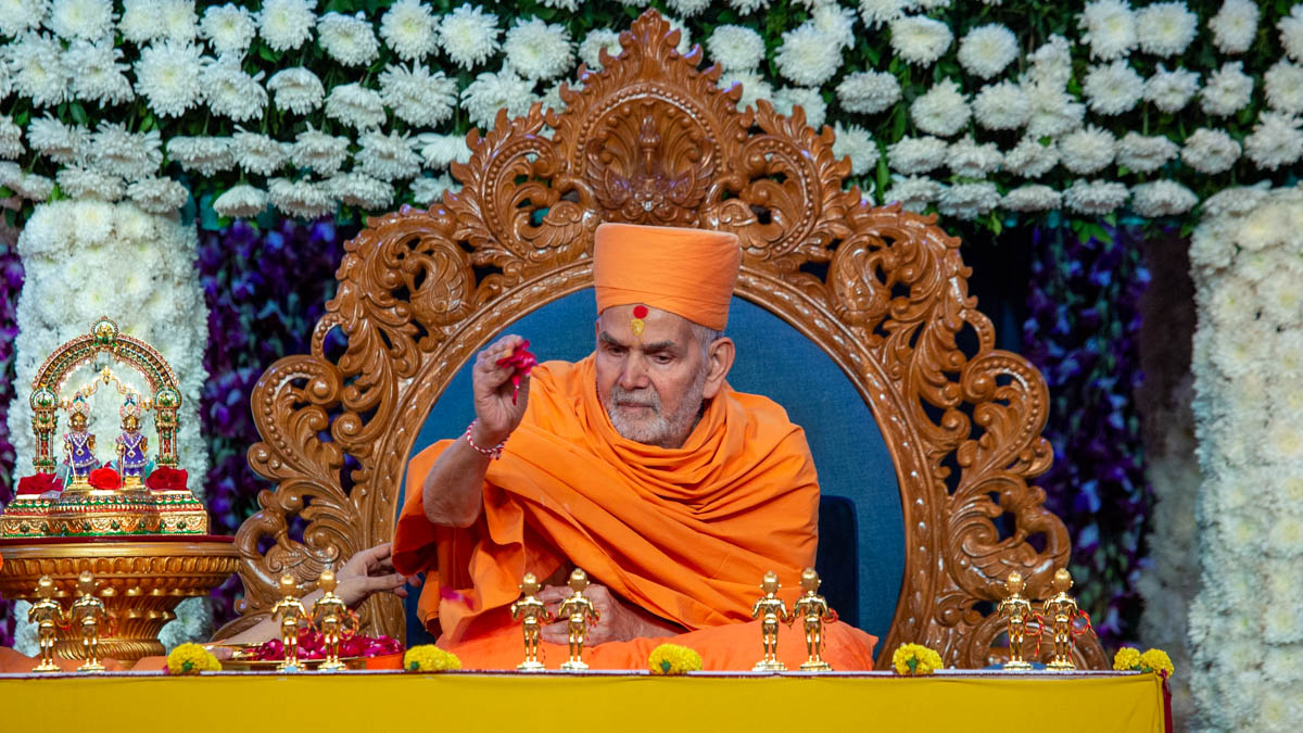 Swamishri performs the murti-pratishtha rituals of the mobile (chal) murtis of Shri Akshar-Purushottam Maharaj to be placed in each mandir