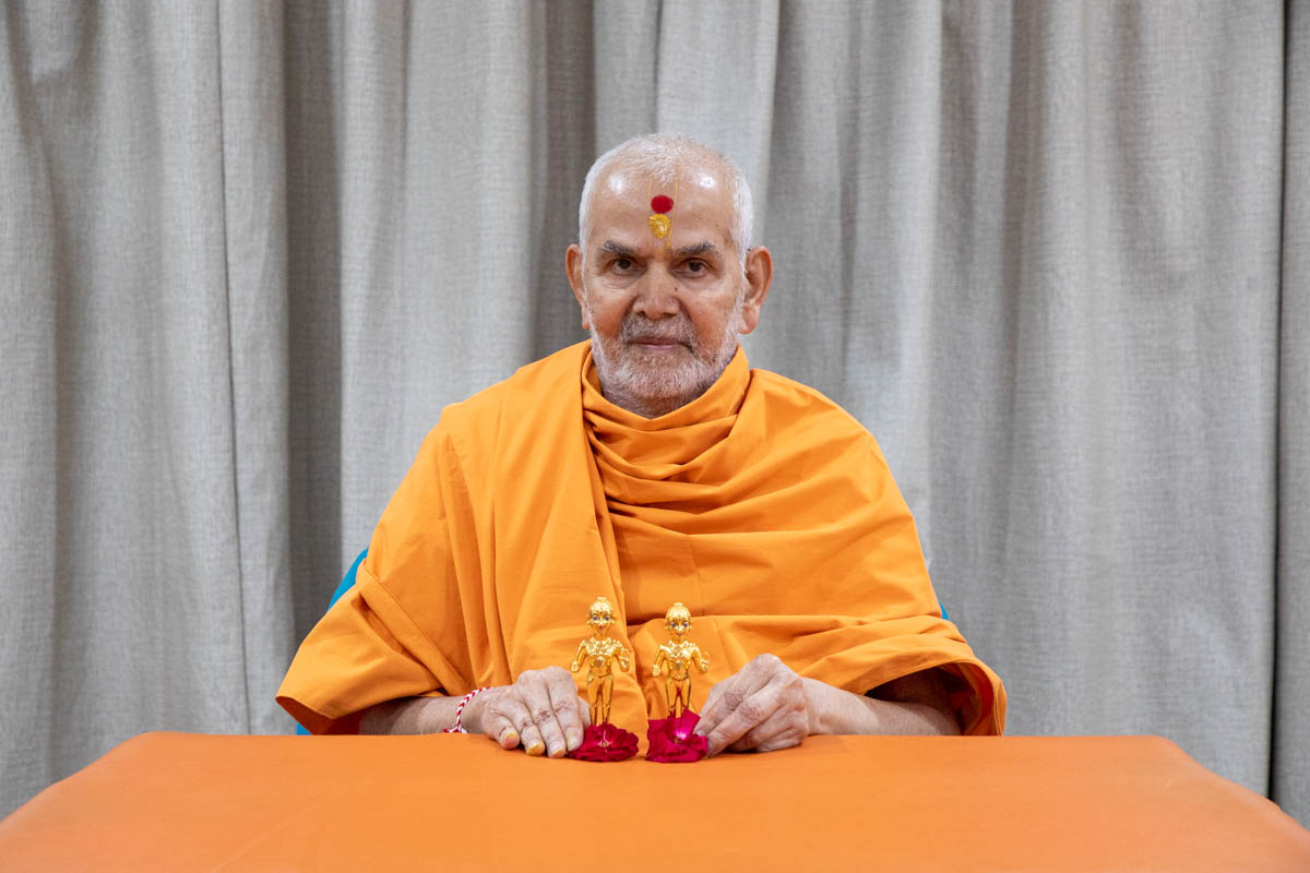 Swamishri sanctifies murtis of Shri Akshar-Purushottam Maharaj