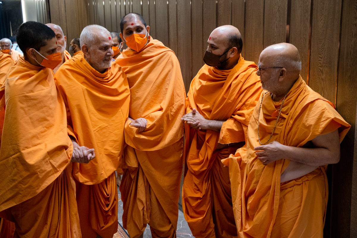 Swamishri in conversation with Pujya Ghanshyamcharan Swami