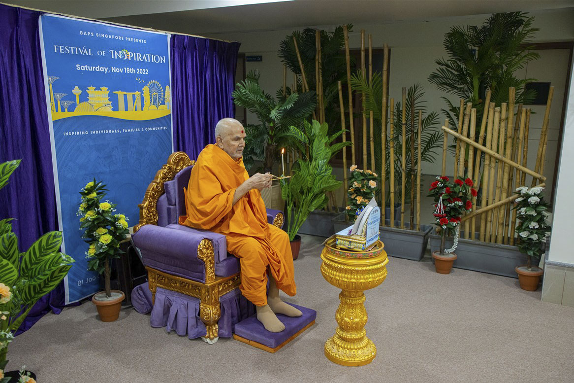 Param Pujya Mahant Swami Maharaj performs the arti, Ahmedabad