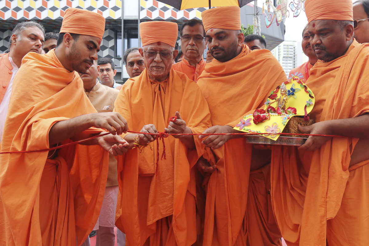 Pujya Doctor Swami performs the inaugural rituals