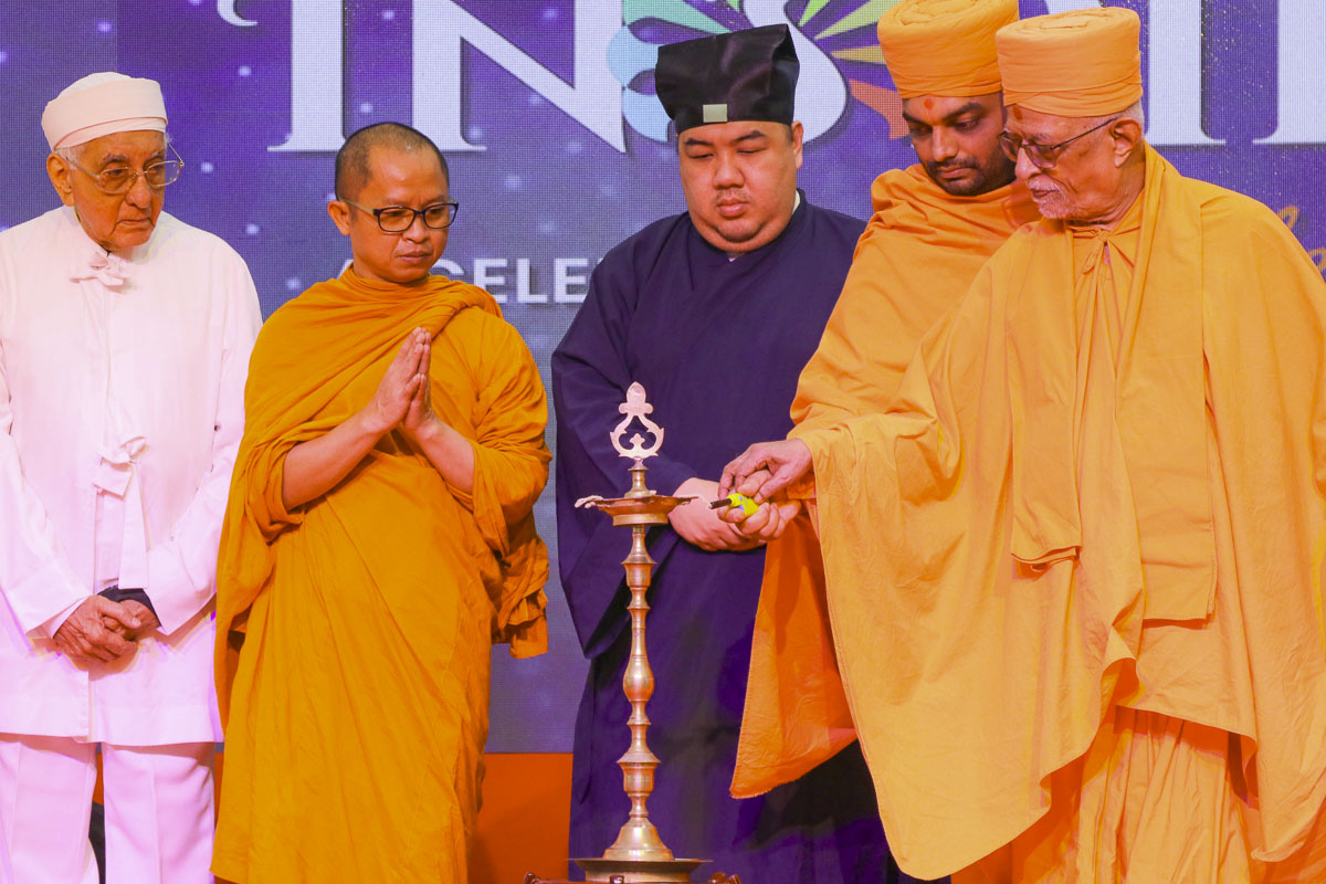 Pujya Doctor Swami and dignitaries light the inaugural lamp