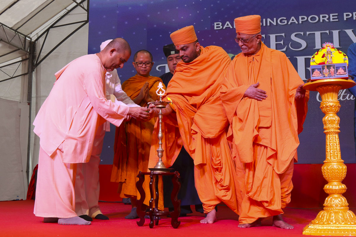 Dignitaries light the inaugural lamp