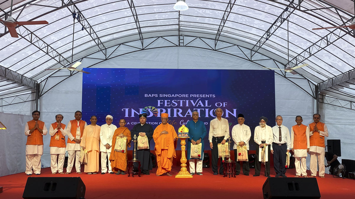 Dignitaries and devotees with Pujya Doctor Swami