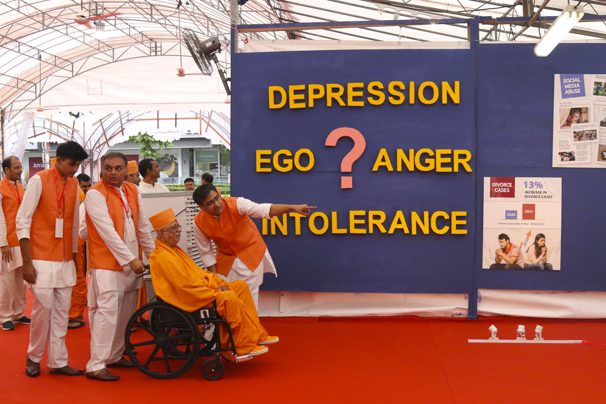 Pujya Doctor Swami visits the exhibition hall