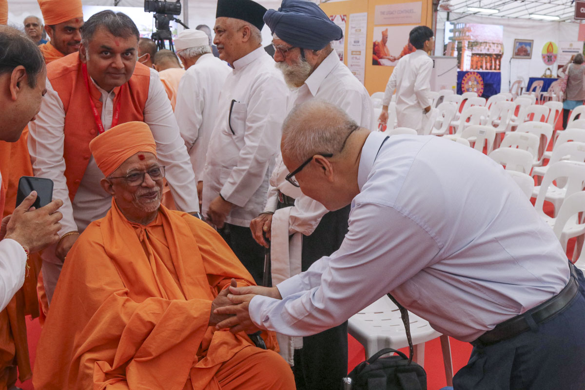 A dignitary meets Pujya Doctor Swami