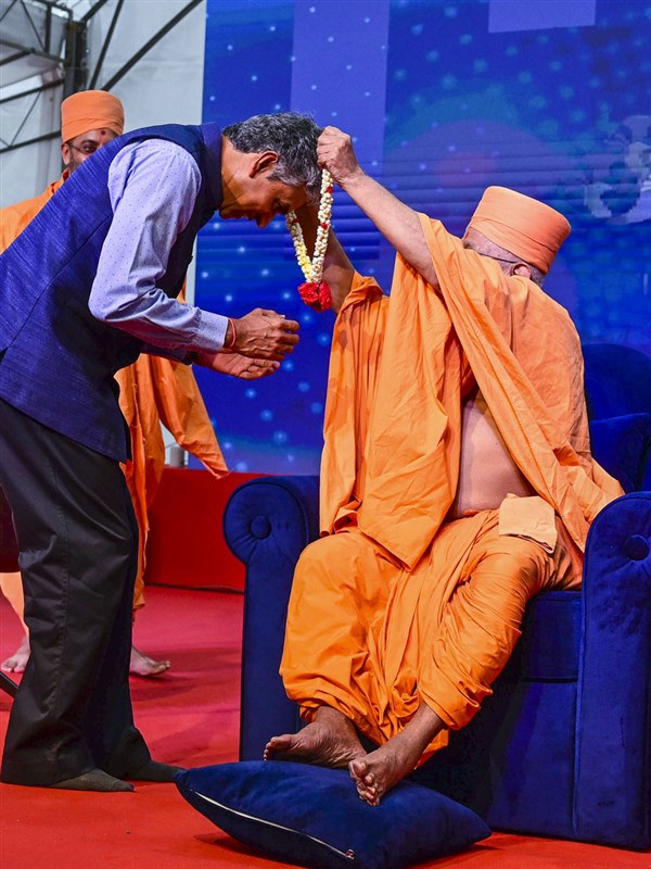 Pujya Doctor Swami honors High Commissioner of India to Singapore, H.E. Shri P Kumaran with a garland