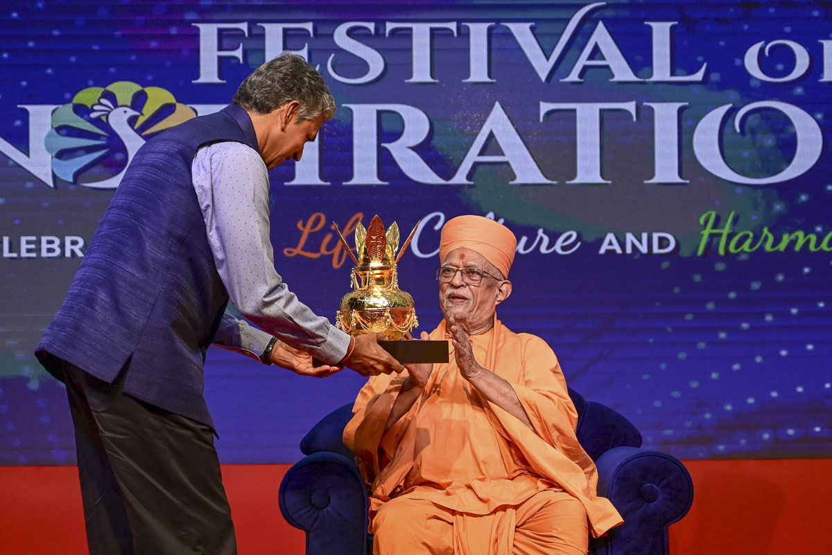 Pujya Doctor Swami presents a memento to H.E. Shri P Kumaran