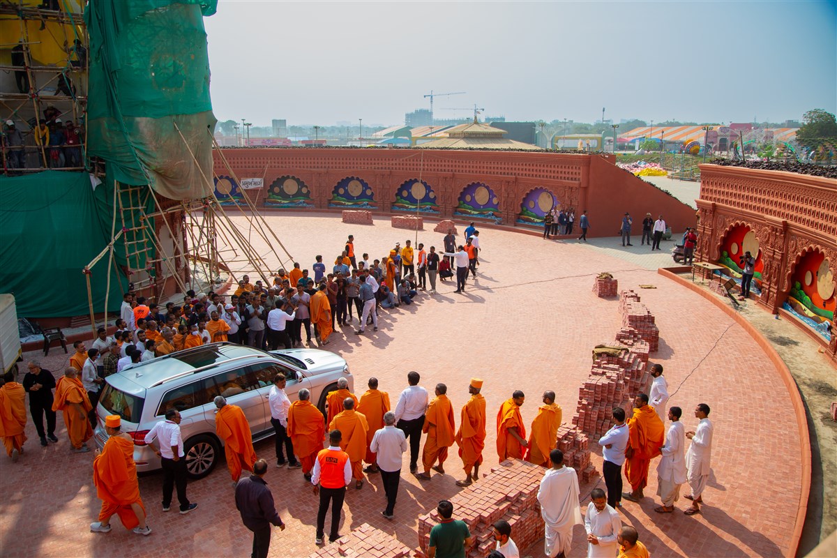 Swamishri visits Pramukh Swami Maharaj Nagar 
