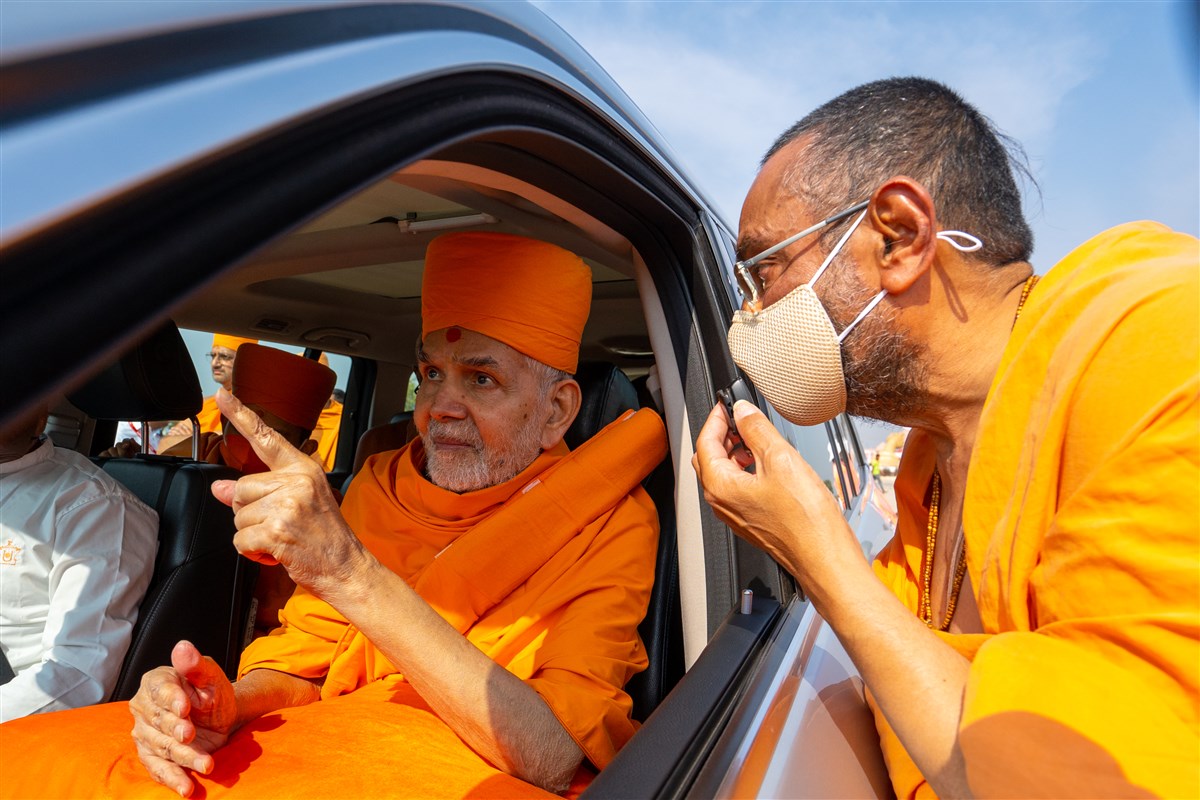 Vishwavihari Swami informs Swamishri