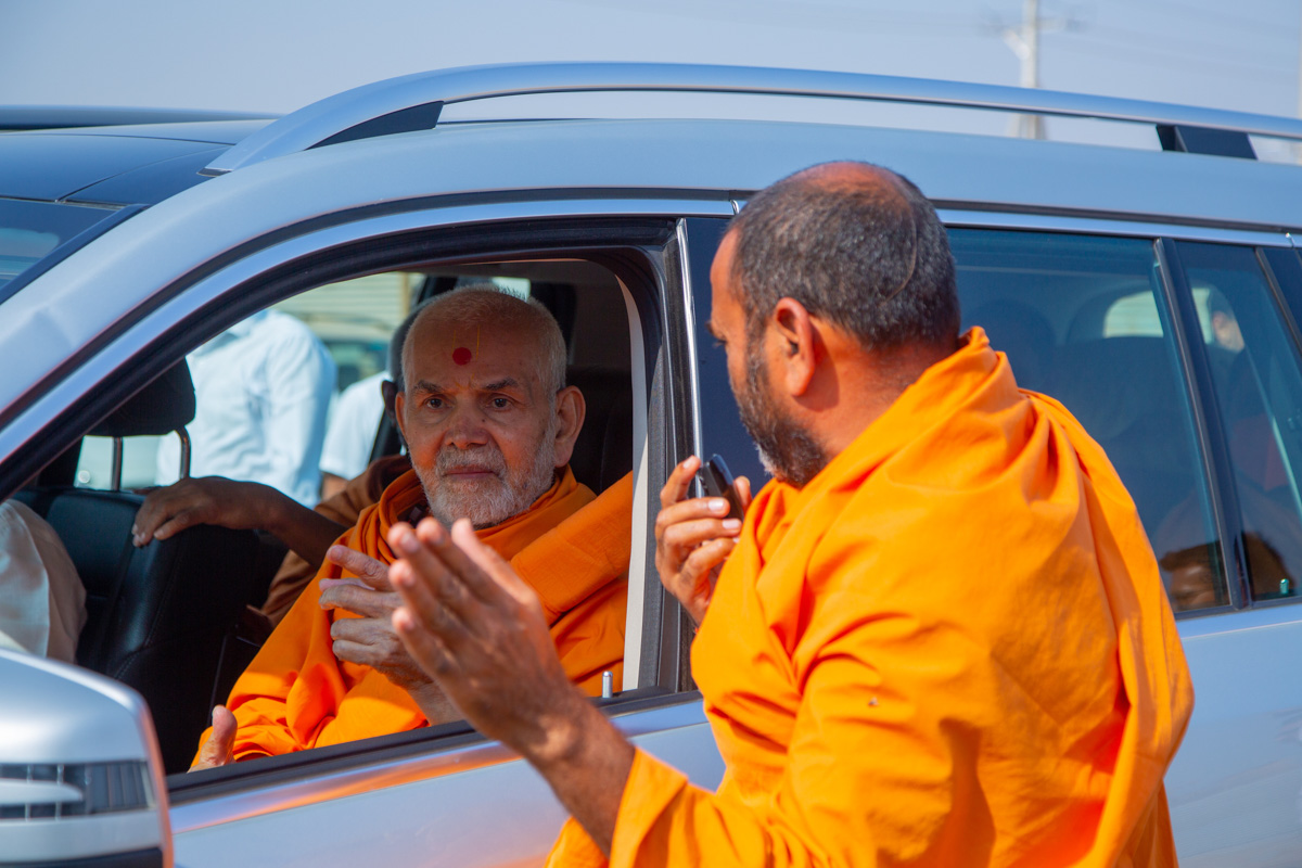Bhaktijivan Swami informs Swamishri