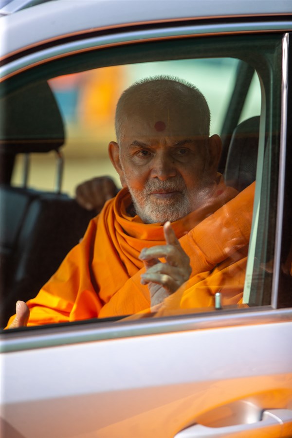 Swamishri observes preparations