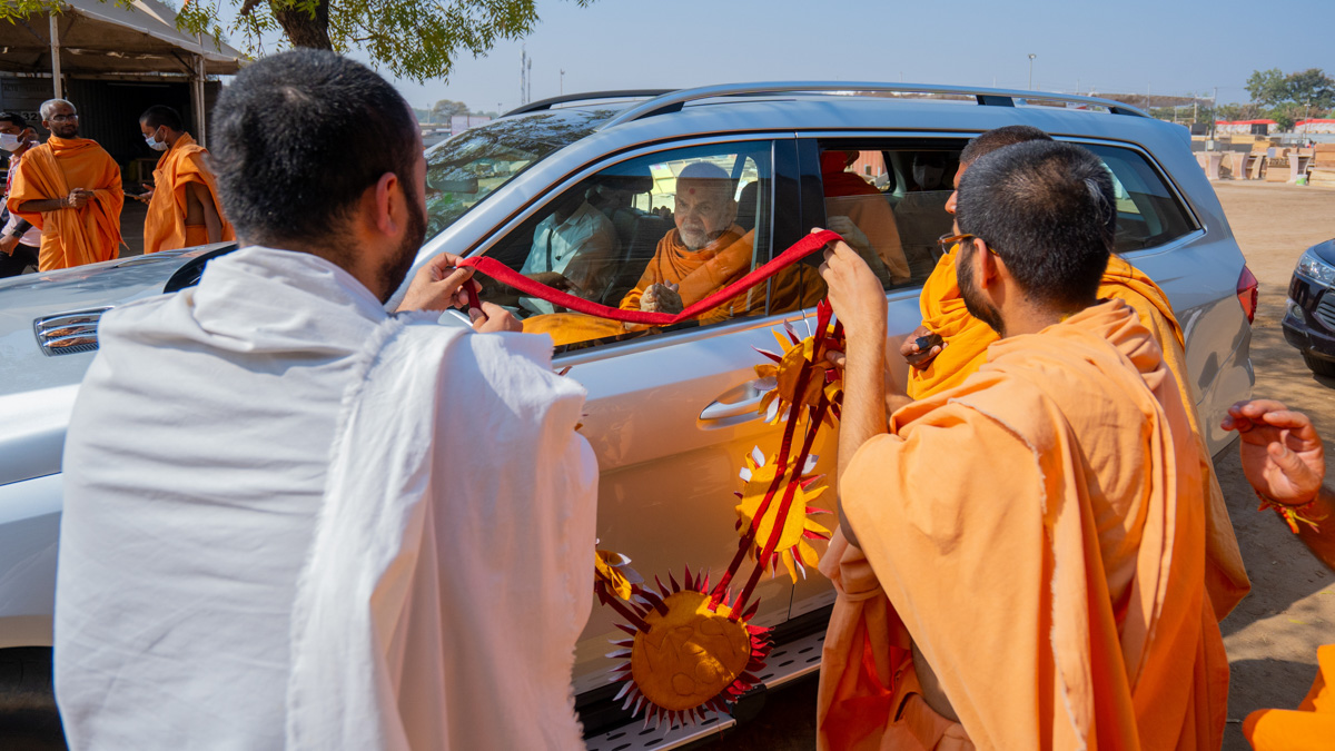 Swamishri observes preparations