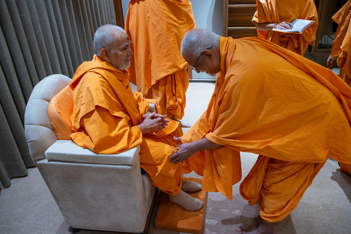 Pujya Swayamprakash Swami (Doctor Swami) doing darshan of Swamishri