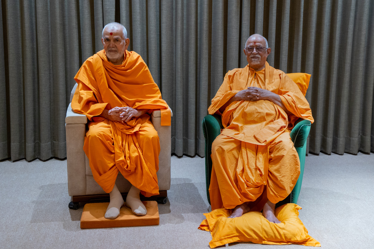 Pujya Doctor Swami with Swamishri