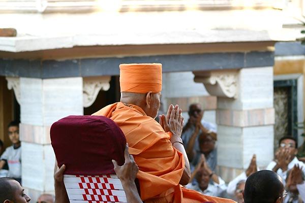 Swamishri humbly responds with 'Jai Swaminarayan' to all the devotees
