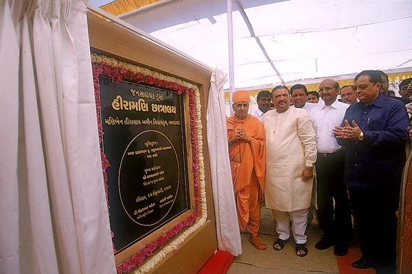 Swamishri unveils the plaque dedicating the foundation-stone laying ceremony