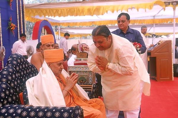 Shri Narhari Amin honors Swamishri with a shawl