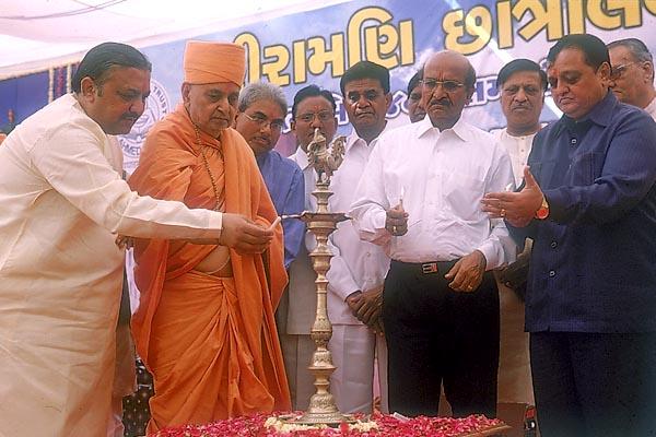 Swamishri and guests light the inaugural lamp for the assembly 