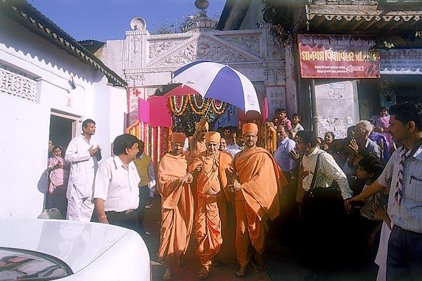 Swamishri at the Kashi Vishwanath Mandir where Brahmaswarup Shastriji Maharaj had delivered a 7-day discourse (parayan) and revealed his divine powers