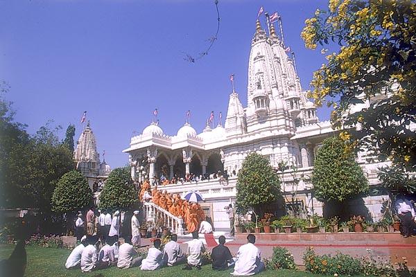 Swamishri descends after Thakorji's darshan at the BAPS Swaminarayan Mandir,Amdavad