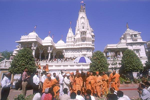 Swamishri meets the devotees