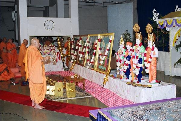 Swamishri performs the murti-pratishtha rituals of pujan and arti of Shri Akshar Purushottam Maharaj and deities for the hari mandirs in Nenpur and Sankhej of Amdavad district