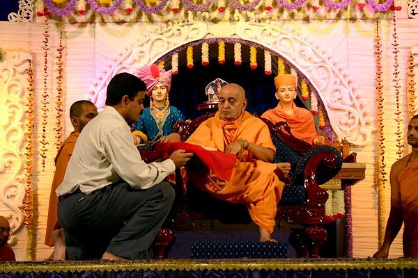 Swamishri inaugurates the newly published 'Kirtan Muktavali' (English transliteration) for children and youths abroad