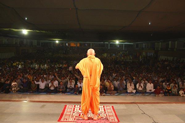 Swamishri blesses the devotees seated in the open hall - Yagnapurush Sabhagruh