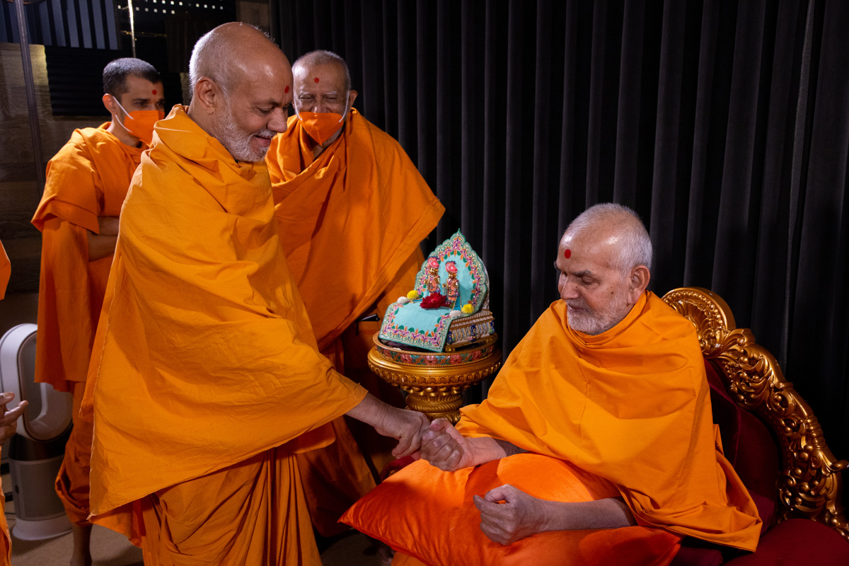 Swamishri blesses Pujya Viveksagar Swami