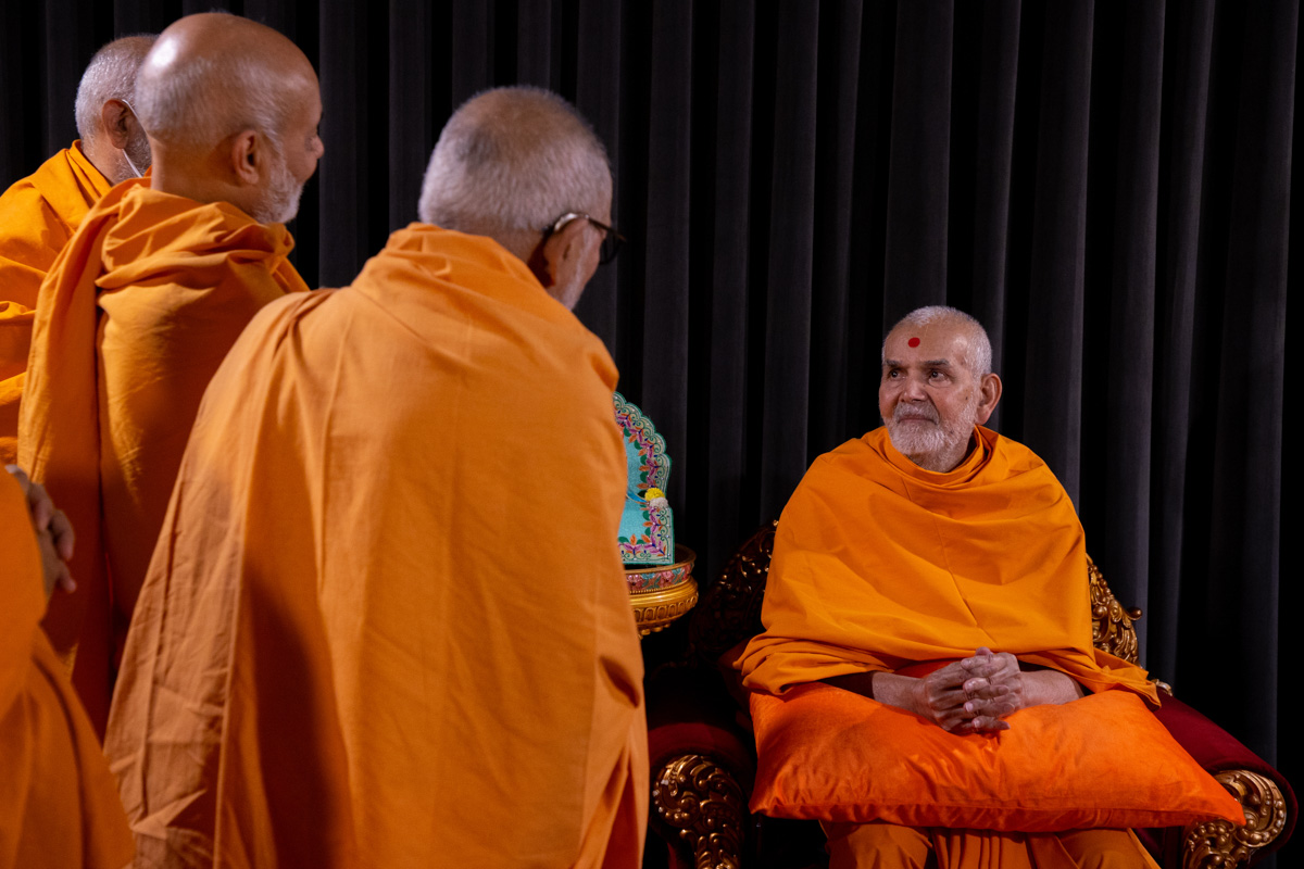 Swamishri in conversation with senior sadhus