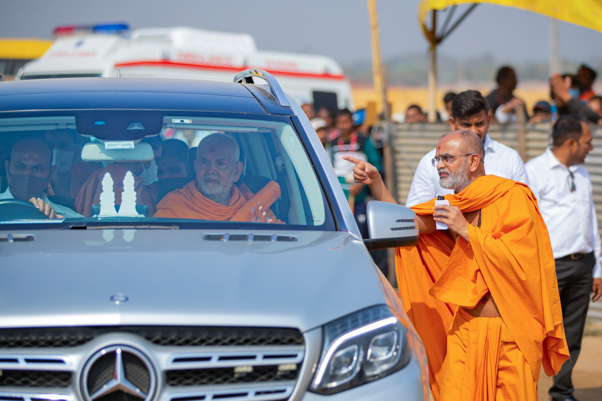 Purushottampriya Swami informs Swamishri