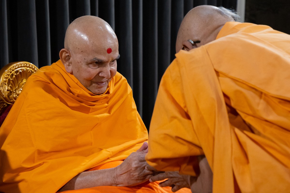 Swamishri blesses Pujya Bhaktipriya Swami (Kothari Swami)