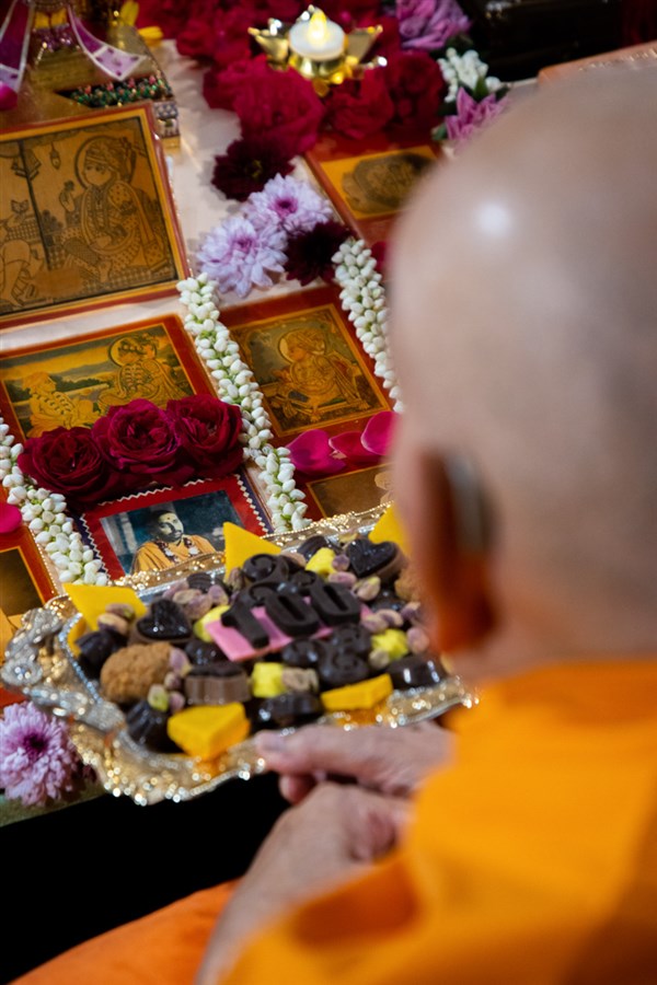 Thal is offered to Brahmaswarup Pramukh Swami Maharaj