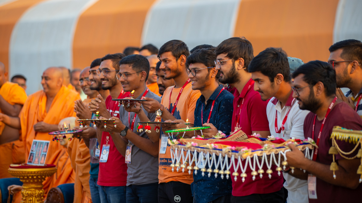 Volunteers welcome Swamishri in the Pramukh Swami Maharaj Nagar